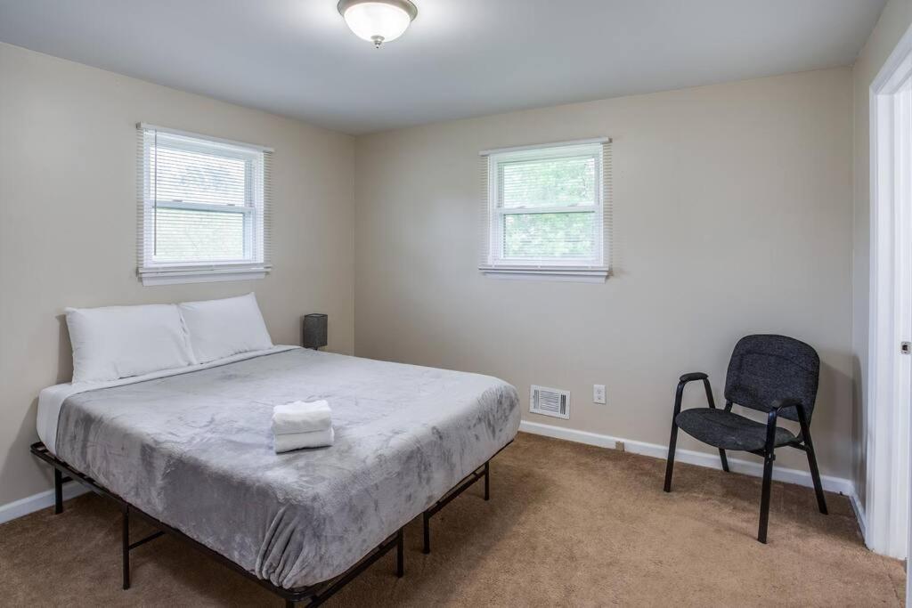 {Quiet Suburban Ranch Hot Tub} Mins Arpt/Rit/Dwnt Apartment Rochester Exterior photo