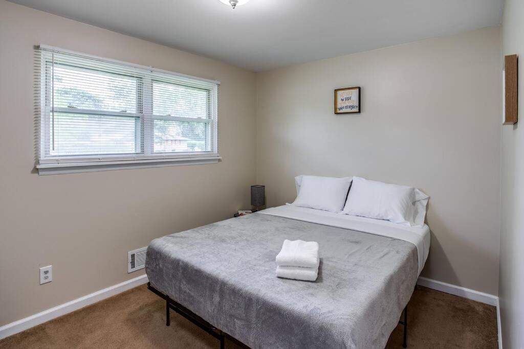 {Quiet Suburban Ranch Hot Tub} Mins Arpt/Rit/Dwnt Apartment Rochester Exterior photo