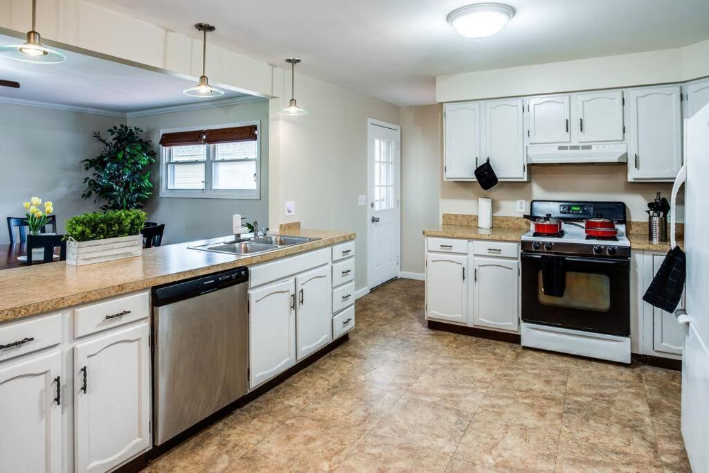 {Quiet Suburban Ranch Hot Tub} Mins Arpt/Rit/Dwnt Apartment Rochester Exterior photo
