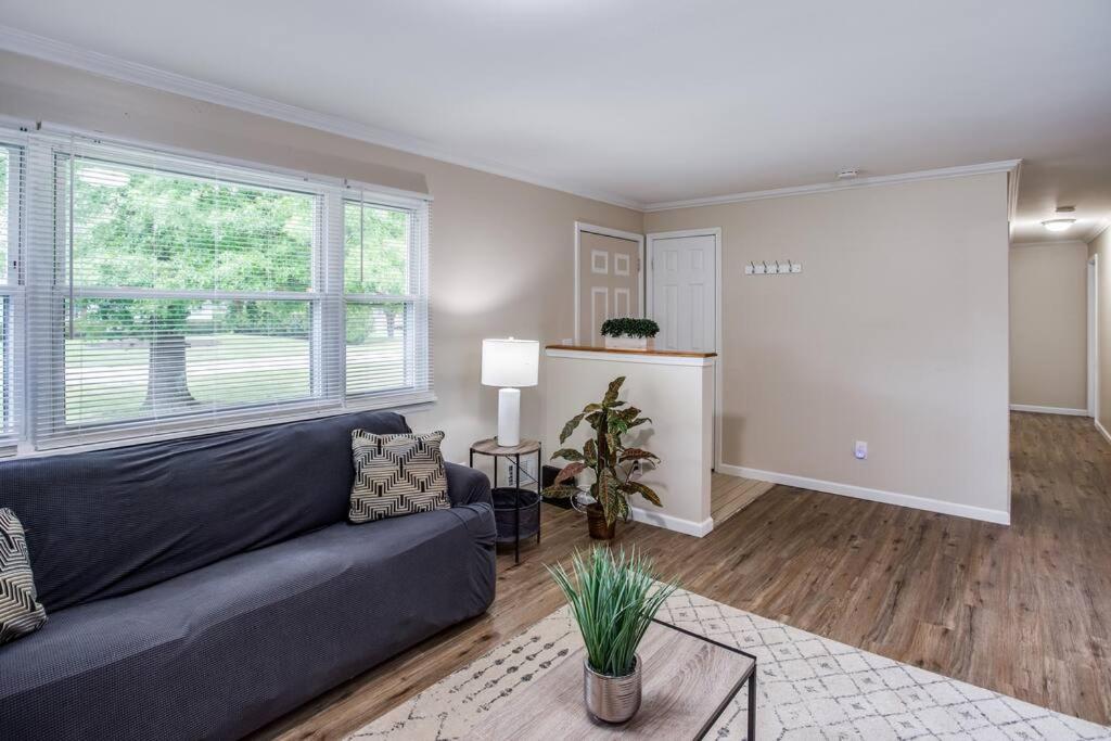 {Quiet Suburban Ranch Hot Tub} Mins Arpt/Rit/Dwnt Apartment Rochester Exterior photo
